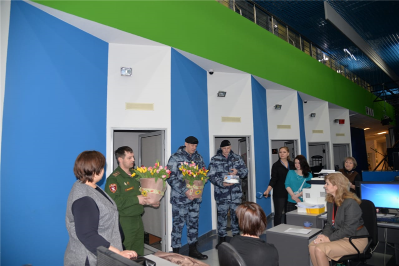 На Урале росгвардейцы поздравляют с наступающим праздником коллег-женщин (фото, видео)