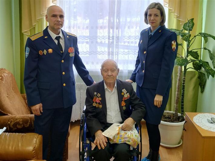 В Иркутске офицеры авиационной эскадрильи навестили участника Великой Отечественной войны 