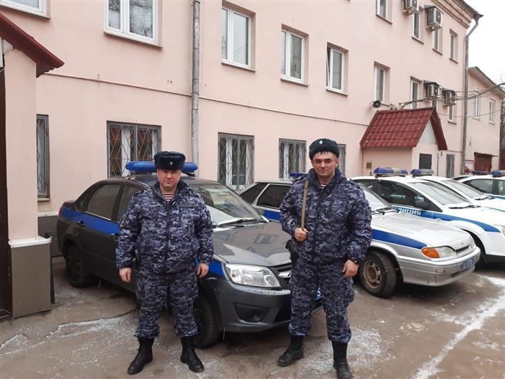 Росгвардейцы спасли москвичку, собиравшуюся выпрыгнуть из окна