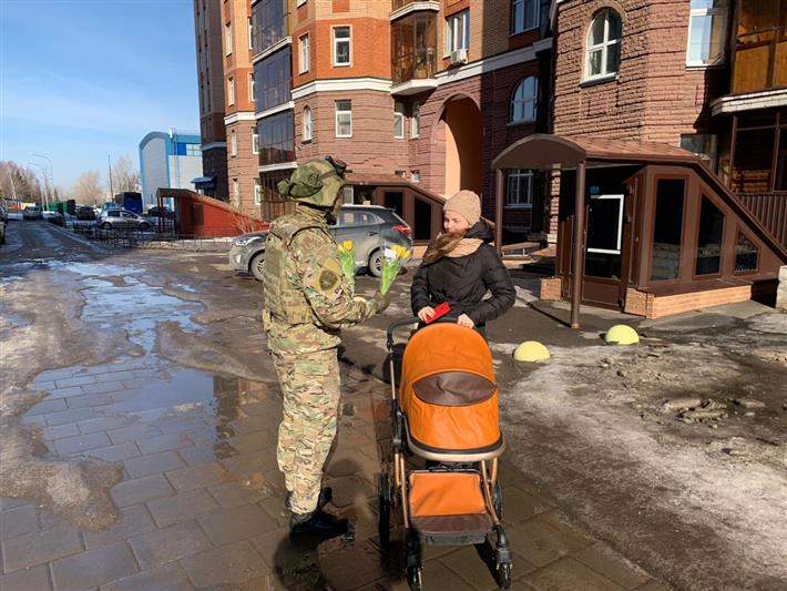 Спецназ хорошего настроения: жительницы Казани получили незабываемые поздравления от росгвардейцев (фото)