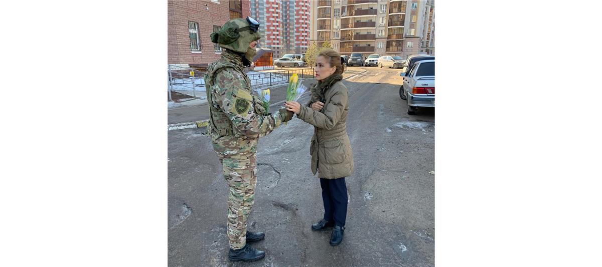 Спецназ хорошего настроения: жительницы Казани получили незабываемые поздравления от росгвардейцев (фото)