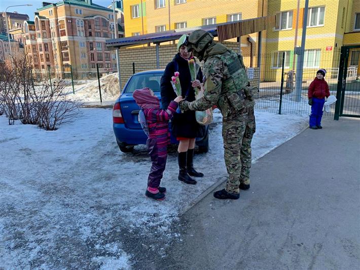 Спецназ хорошего настроения: жительницы Казани получили незабываемые поздравления от росгвардейцев (фото)