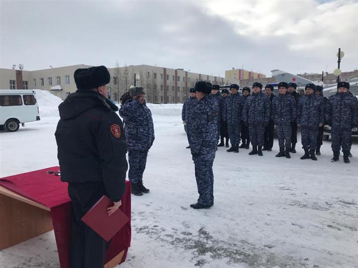 В Новом Уренгое награжден сотрудник Росгвардии за спасение ребенка из горящего дома (видео)