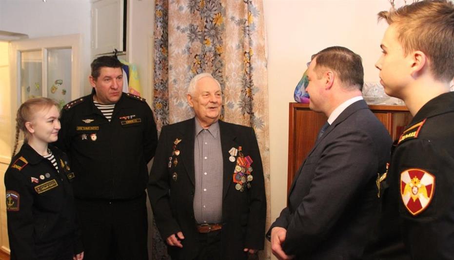 В Тюмени кадеты Росгвардии вручают юбилейные медали ветеранам Великой Отечественной войны