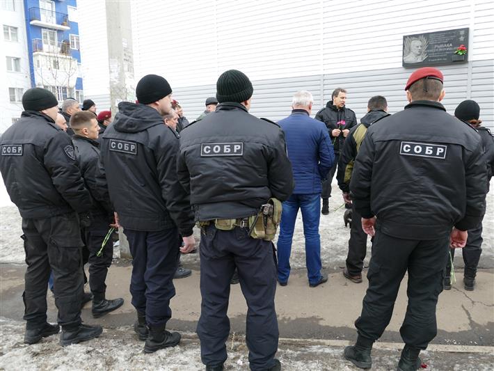 Сотрудники и ветераны иркутского СОБР почтили память погибших боевых товарищей
