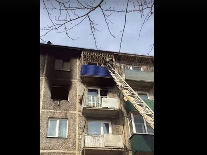 В Чите росгвардейцы эвакуировали жильцов горящего дома и задержали подозреваемого в поджоге