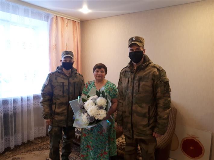 В Вологде сотрудники Росгвардии поздравили с юбилеем мать погибшего сослуживца