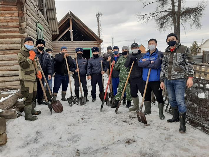 Росгвардейцы оказали помощь ветерану Великой Отечественной войны в уборке дворовой территории  