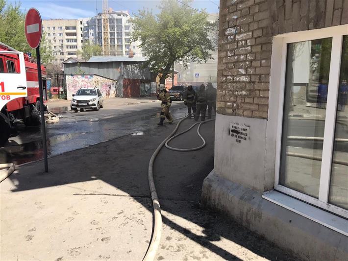 Саратовские росгвардейцы эвакуировали жильцов горящего многоквартирного дома, а также вытащили из огня двух собак