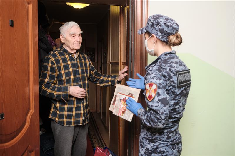 В Туле росгвардейцы оказывают адресную помощь ветеранам и членам семей погибших сотрудников и военнослужащих, находящимся на самоизоляции