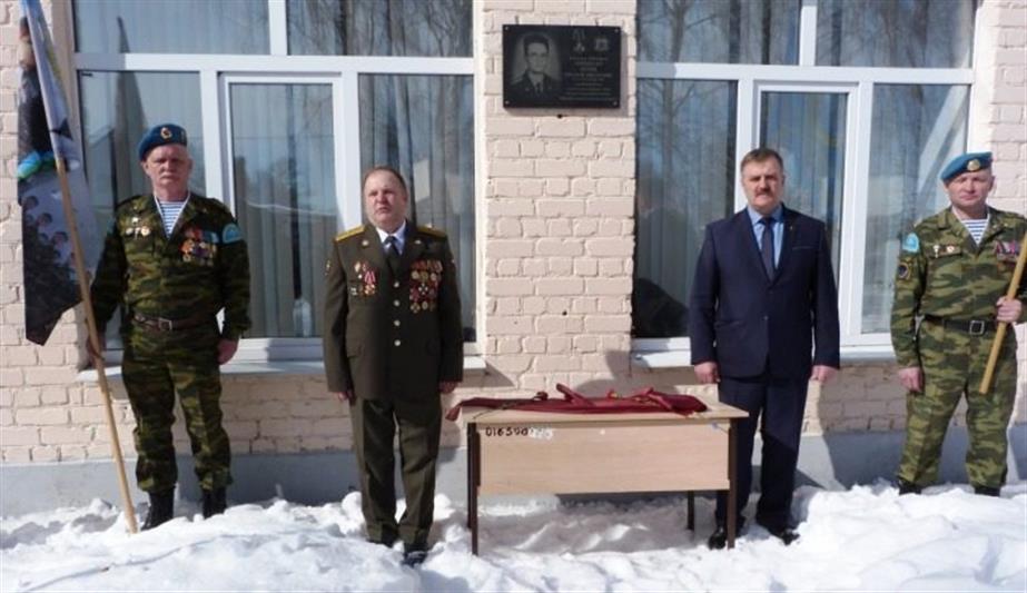 Родители кавалера ордена Мужества лейтенанта Григория Мулина поделились воспоминаниями о сыне с корреспондентом газеты «Республика» 
