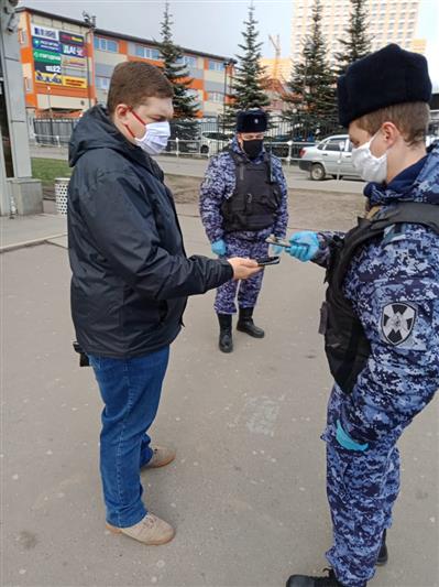 Сотрудники Росгвардии обеспечивают пропускной режим на территории Московской области