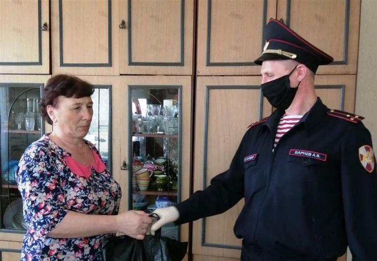 В Тюменской области сотрудники Росгвардии оказывают адресную помощь ветеранам и пенсионерам, находящимся на самоизоляции