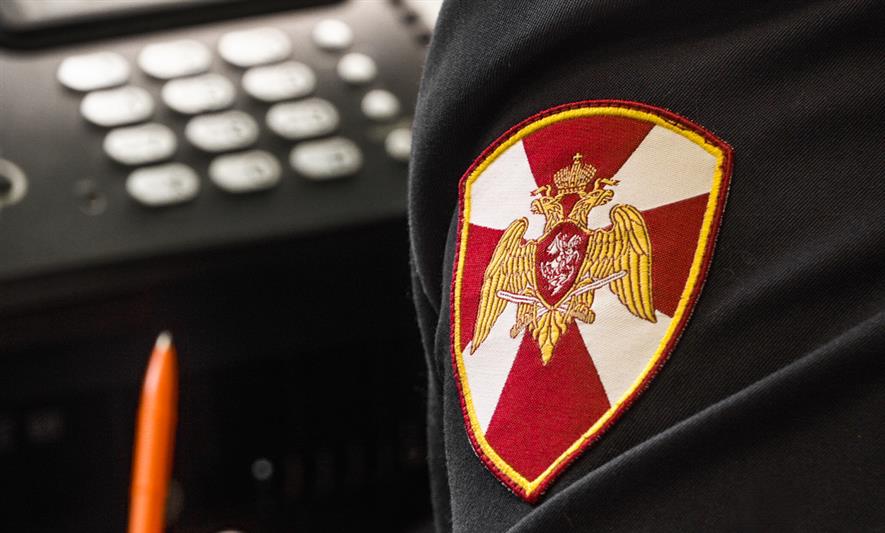 Инспекторы Росгвардии провели телефонную «горячую линию» с жителями Новгородской области