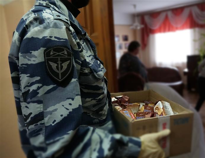 Сотрудники ульяновского ОМОН передали сладкие подарки подшефному детскому дому