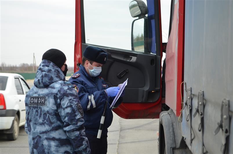 В Иванове сотрудники Росгвардии информируют приезжих об ограничительных мерах в регионе