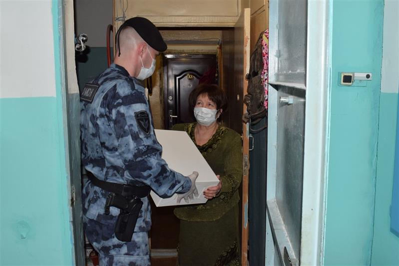 В Татарстане сотрудники Росгвардии навестили находящихся на самоизоляции ветеранов ведомства – участников ВОВ и мать Героя России Алексея Козина