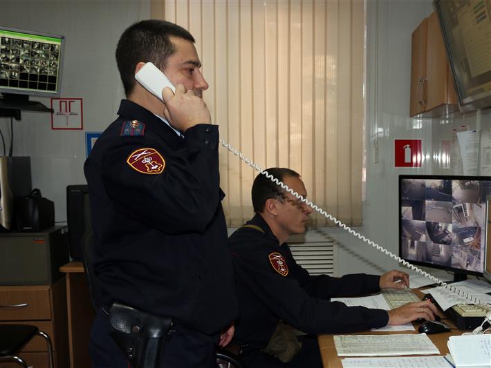 На Ставрополье сотрудники Росгвардии и полиции задержали мужчину, незаконно проникшего в торговое заведение