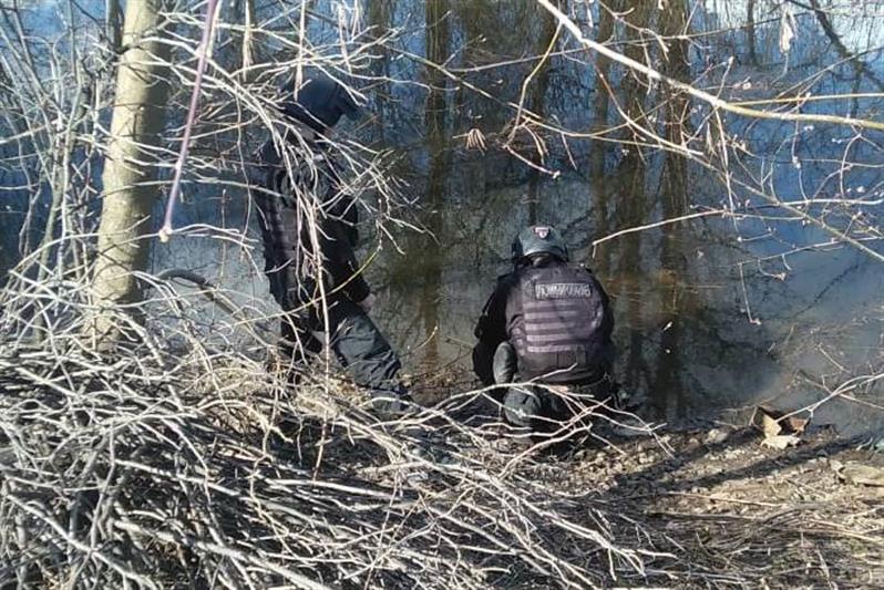 Взрывотехники петербургского ОМОН обследовали и уничтожили боеприпас времён войны, обнаруженный на берегу Черной речки
