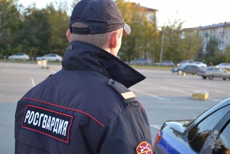 В Омске сотрудники Росгвардии задержали агрессивного посетителя аптеки, угрожавшего расправой фармацевту