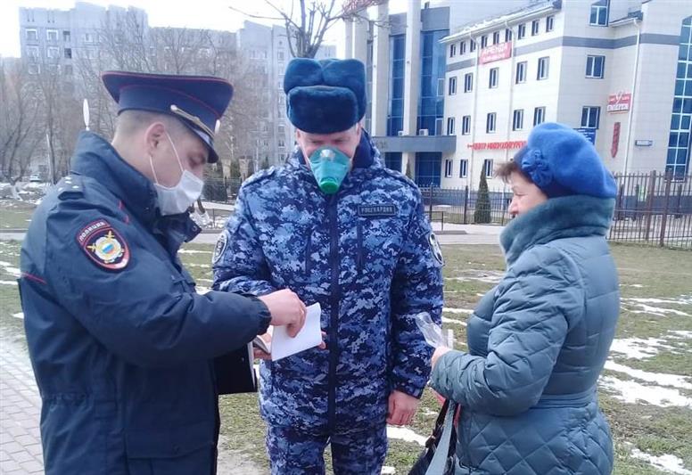 Брянские росгвардейцы информируют жителей региона о необходимости оставаться дома