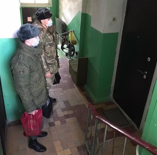 Офицеры калиновского соединения Уральского округа Росгвардии  передали ветеранам войны продукты первой необходимости