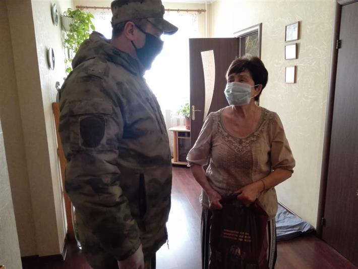 В Калининграде росгвардейцы оказывают адресную помощь семьям погибших военнослужащих, находящимся на самоизоляции