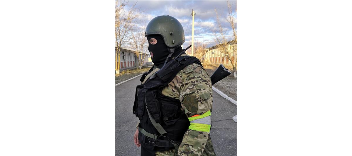 В Калмыкии сотрудники СОБР Росгвардии оказали содействие правоохранителям в пресечении деятельности мошенников
