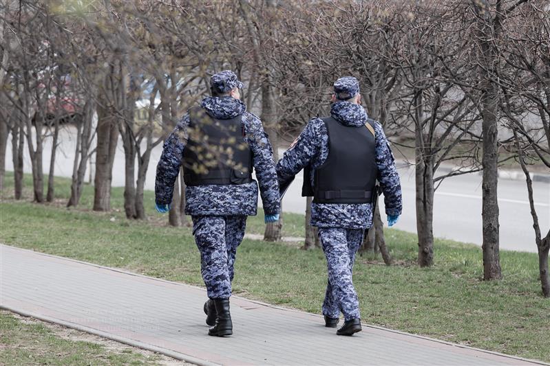В Белгородской области росгвардеец, находясь на выходном дне, задержал находящегося в розыске мужчину