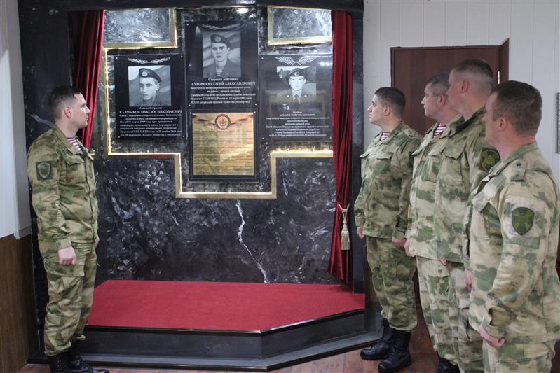 Военнослужащие инженерно-сапёрного батальона Росгвардии в Грозном почтили память погибшего сослуживца