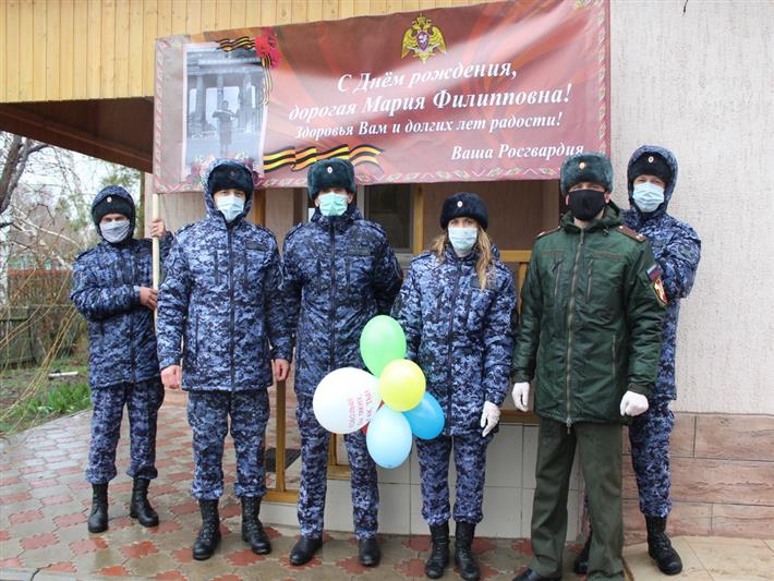 Саратовские росгвардейцы поздравили с днем рождения  легендарную  фронтовую регулировщицу   Марию Филипповну Лиманскую