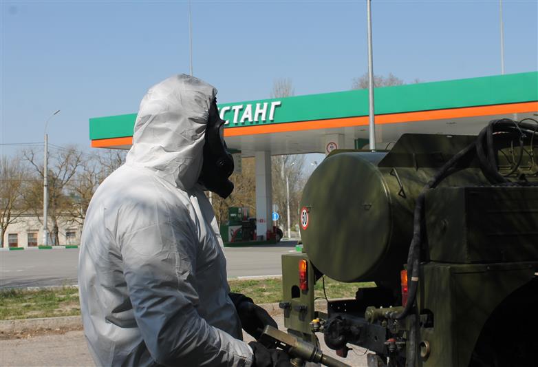 Военнослужащие Росгвардии провели дезинфекцию объектов Керчи в рамках борьбы с коронавирусной инфекцией