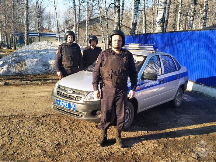 В Томской области сотрудники вневедомственной охраны Росгвардии спасли из пожара двух детей и трёх женщин