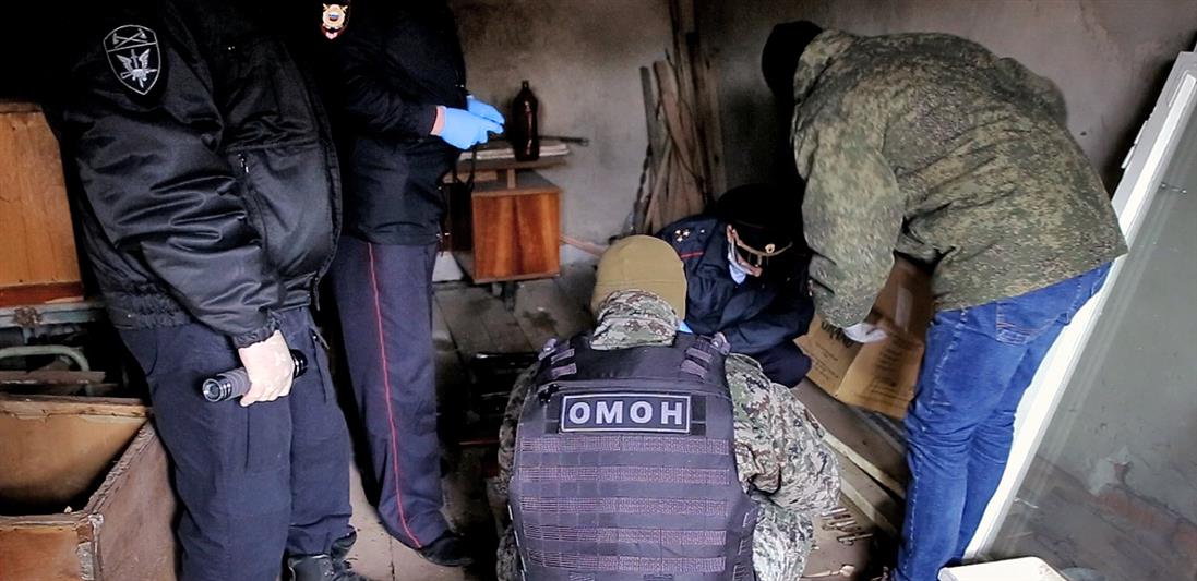 В Мордовии взрывотехники ОМОН обследовали арсенал, обнаруженный спецслужбами при проведении оперативно-разыскных мероприятий