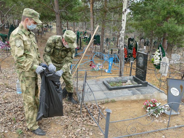 Иркутские росгвардейцы навели порядок на могилах ветеранов Великой Отечественной войны