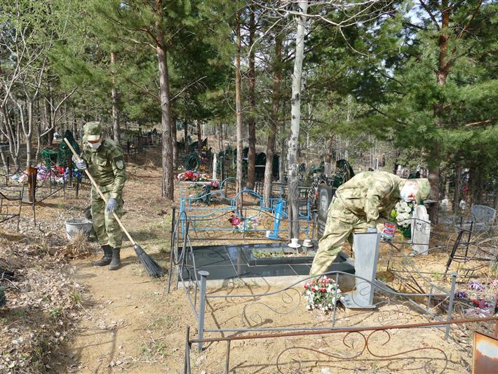 Иркутские росгвардейцы навели порядок на могилах ветеранов Великой Отечественной войны