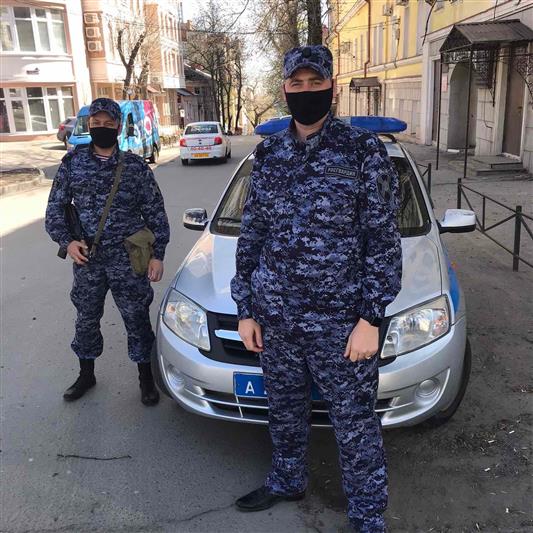 Саратовские росгвардейцы эвакуировали жильцов горящего многоквартирного дома, а также вытащили из огня двух собак