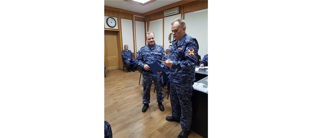 Петербургский росгвардеец удостоен награды за спасение человека