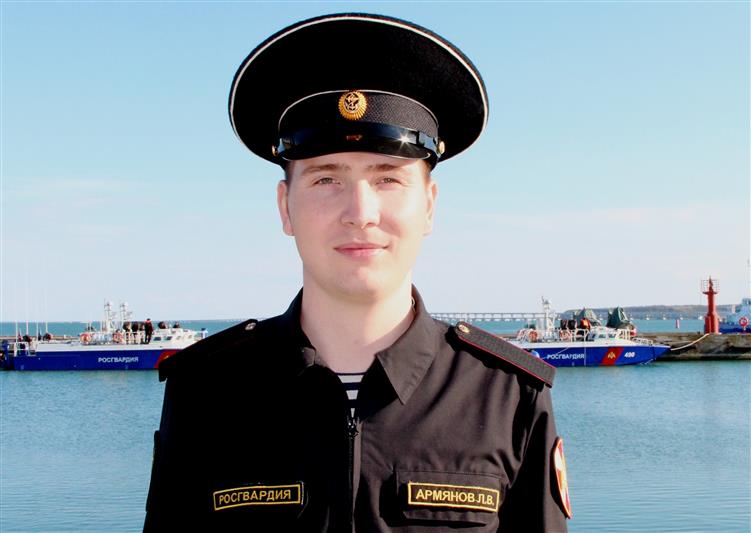 В Керчи военнослужащий Росгвардии спас из огня семью с малолетним ребенком