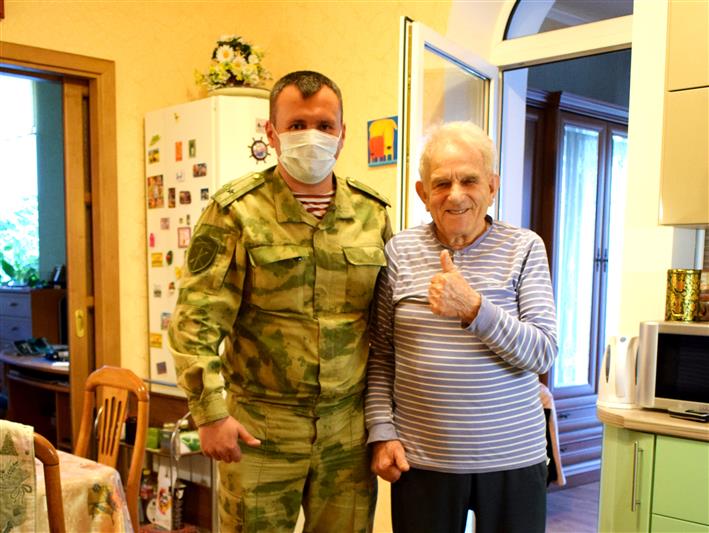 В Севастополе военнослужащие полка Росгвардии оказывают адресную помощь ветерану Великой Отечественной войны, находящемуся на самоизоляции