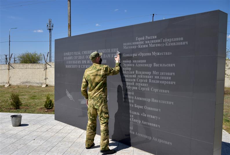 Калмыцкие росгвардейцы привели в порядок территорию у мемориала сослуживцам, погибших при выполнении служебно-боевых задач