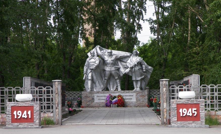 В преддверии 75-летия Победы в Великой Отечественной войне сотрудники вневедомственной охраны Росгвардии облагородили территорию мемориального комплекса 