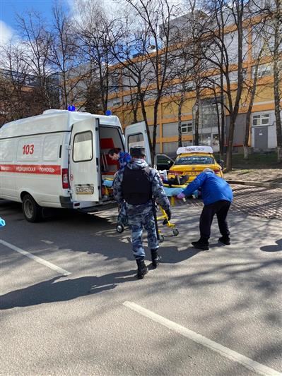 Военнослужащие Росгвардии оказали помощь пожилой москвичке, которую сбила машина