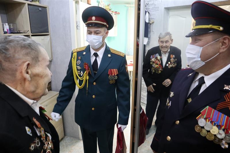 В Красноярске стартовала акция «Парад у дома ветерана»