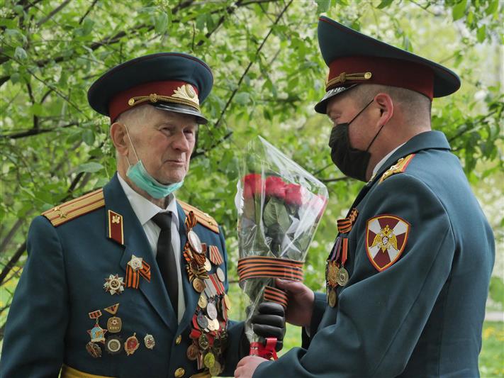 Сотрудники и военнослужащие Центрального округа Росгвардии проводят акцию «Парад у дома ветерана» в Москве