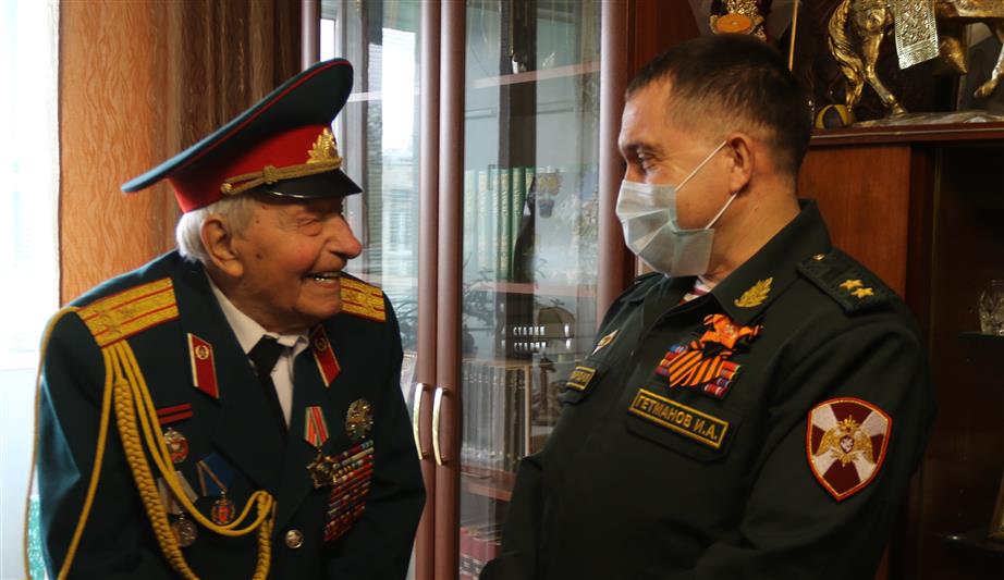 Командующий Северо-Кавказским округом Росгвардии принял участие в акции "Парад у дома Ветерана"