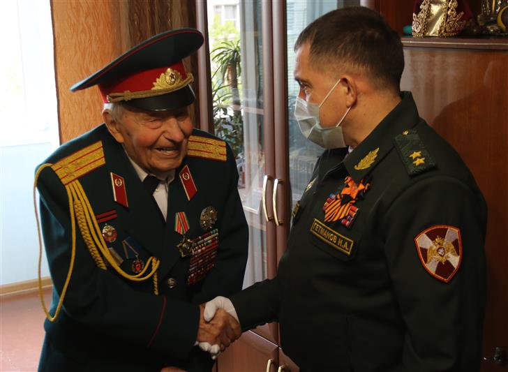 Командующий Северо-Кавказским округом Росгвардии принял участие в акции "Парад у дома Ветерана"