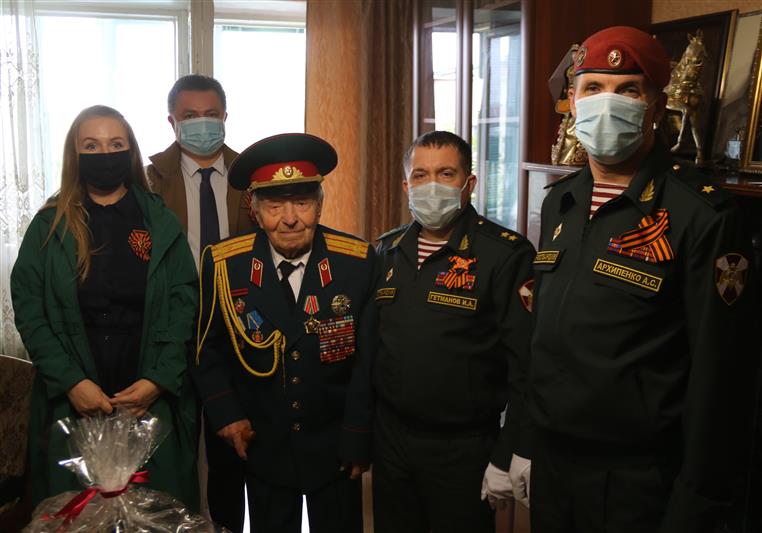 Командующий Северо-Кавказским округом Росгвардии принял участие в акции "Парад у дома Ветерана"