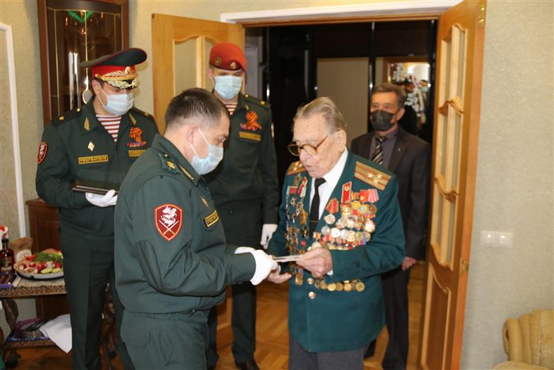 Командующий Северо-Кавказским округом Росгвардии принял участие в акции "Парад у дома Ветерана"