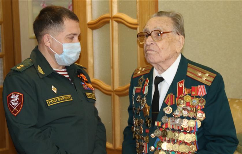 Командующий Северо-Кавказским округом Росгвардии принял участие в акции "Парад у дома Ветерана"